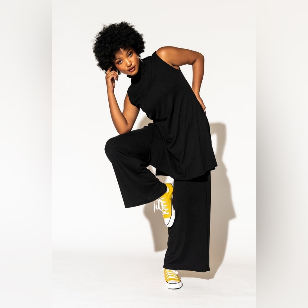 Dressed in Lala Gigi Sleeveless Ribbed Playsuit in Black - Picture 2 of 10